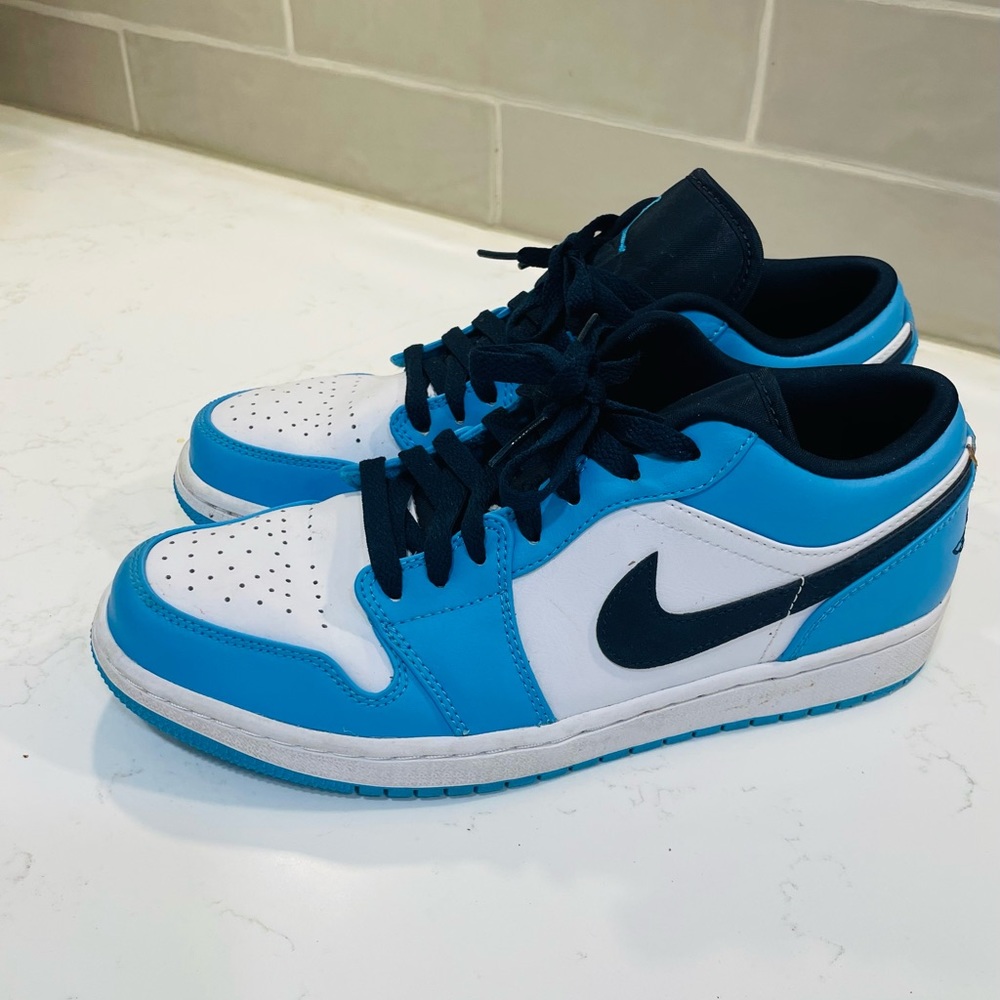 Air Jordan 1 low.